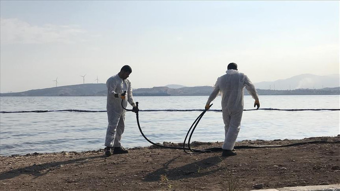 Foçada denize sızan akaryakıtın fuel-oil olduğu tespit edildi Foçada denize sızan akaryakıtın fuel-oil olduğu tespit edildi